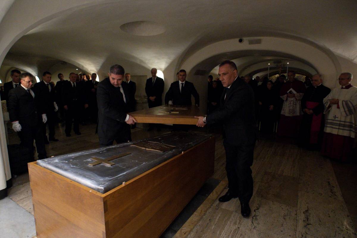 BENEDICTO XVI YA REPOSA EN LA CRIPTA VATICANA