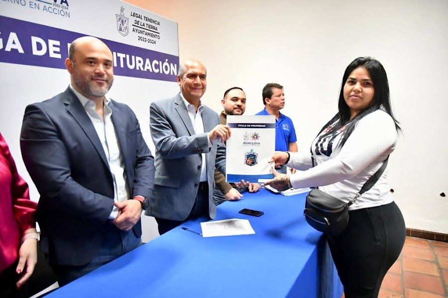 ALCALDE HACE LA ENTREGA DEL PRIMER PAQUETE DE ESCRITURAS DEL AÑO