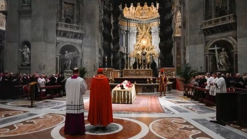 MUERE BENEDICTO XVI: LAS HISTÓRICAS IMÁGENES DE LA CAPILLA ARDIENTE DEL PAPA EMÉRITO EN SU DESPEDIDA EN EL VATICANO