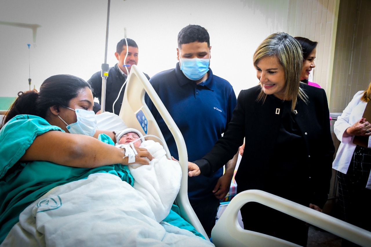 LLEVA ALCALDESA REGALOS A NICOLÁS, EL PRIMER BEBÉ DEL AÑO