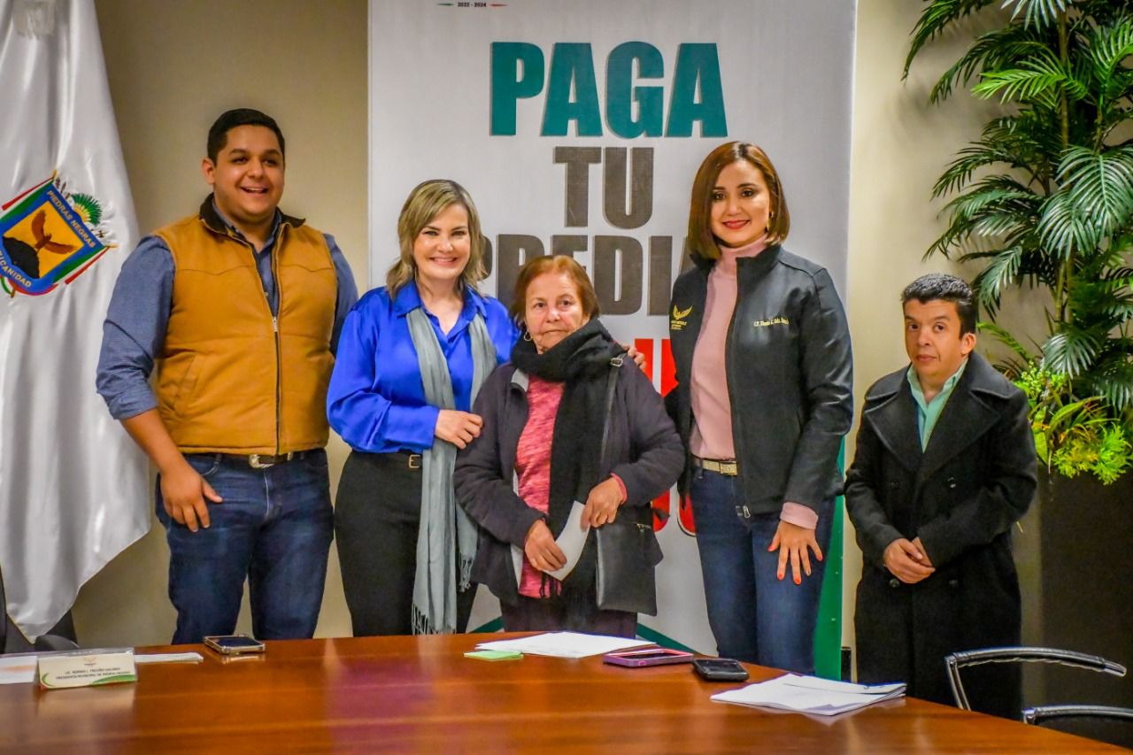 ENTREGA ALCALDESA LOS PRIMEROS CHEQUES CONTRA DESASTRES NATURALES