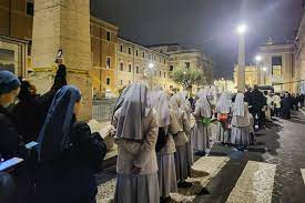 DISMINUYE AFLUENCIA DE VISITANTES EN SEGUNDO DÍA DE CAPILLA ARDIENTE DE BENEDICTO XVI