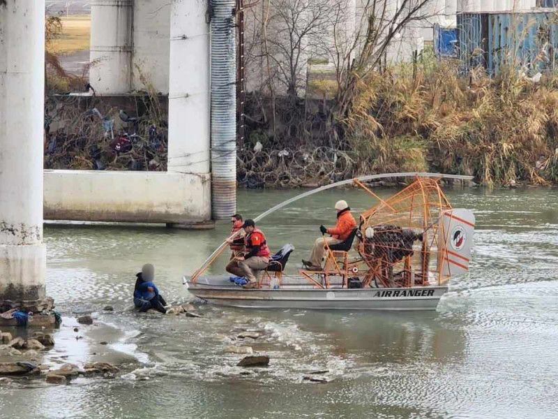 AUTORIDADES DE COAHUILA RESCATAN A MADRE E HIJO EN EL RÍO BRAVO