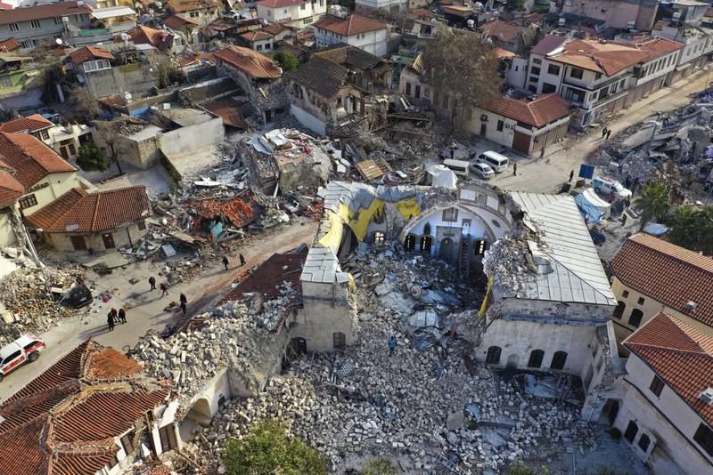 NUEVO SISMO EN TURQUÍA DERRIBA MÁS CONSTRUCCIONES