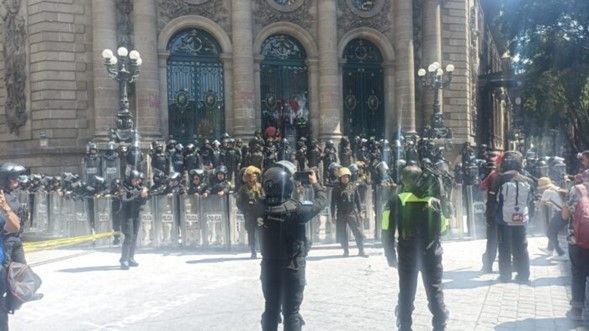 ACABA EN TRIFULCA PROTESTA TRANS AFUERA DE CONGRESO CDMX