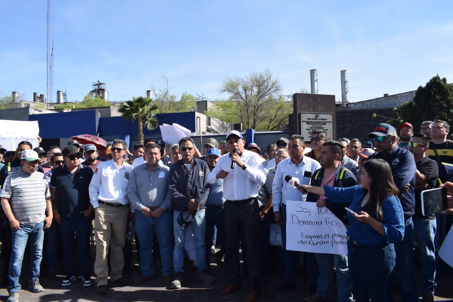 ENCABEZA LEIJA MANIFESTACIÓN OBRERA, DAN ULTIMATUM A AHMSA
