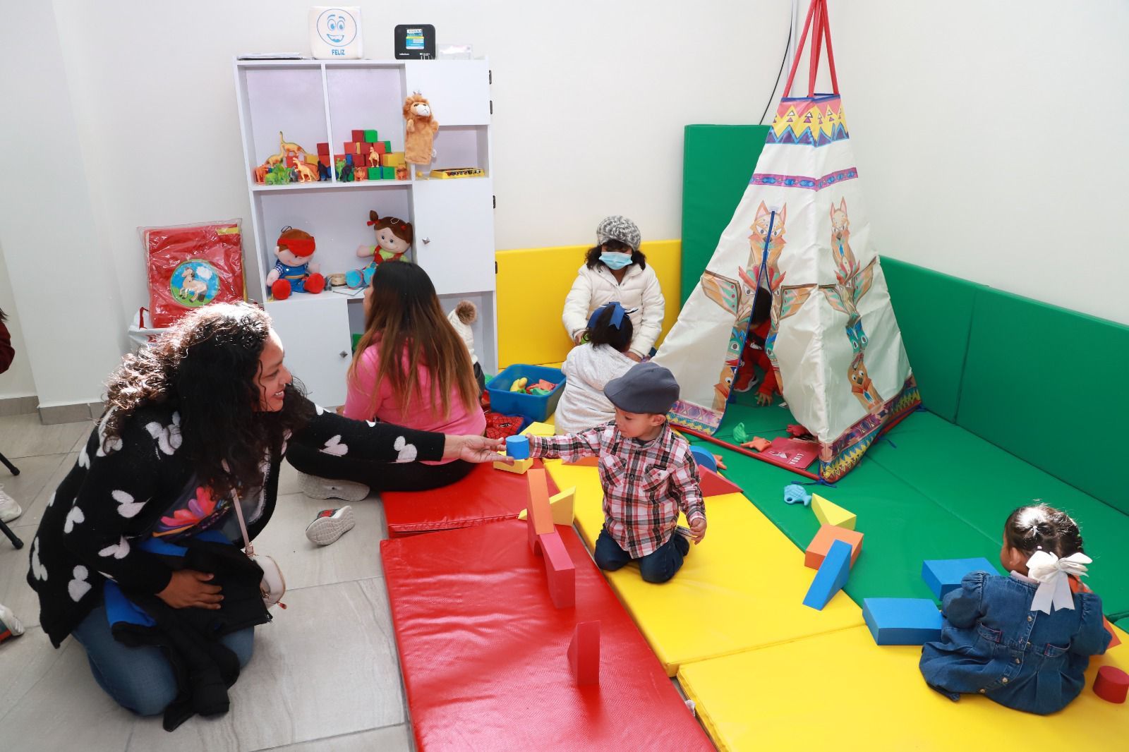 QUEDÓ MUY BIEN EL CENTRO COMUNITARIO.- VECINAS DE LOMAS DEL REFUGIO
