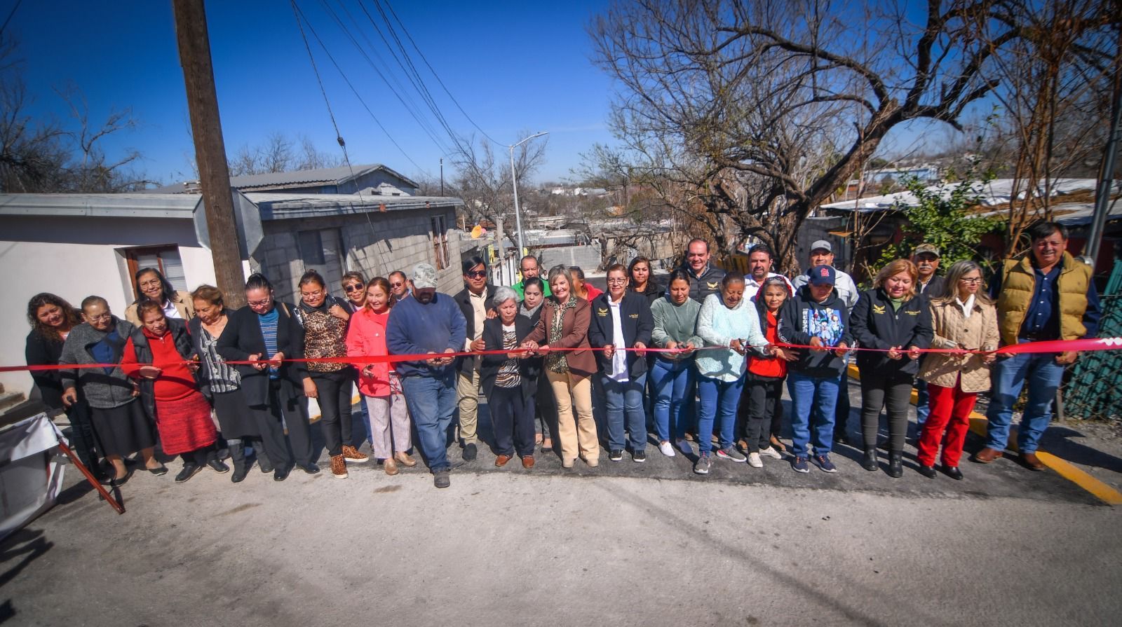 CUMPLE ALCALDESA CON VECINOS DE LA CALLE AVIACIÓN
