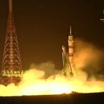 RUSIA LANZA UN COHETE CON UN OSITO DE PELUCHE PARA TRAER ASTRONAUTAS ATRAPADOS EN LA NAVE SOYUZ