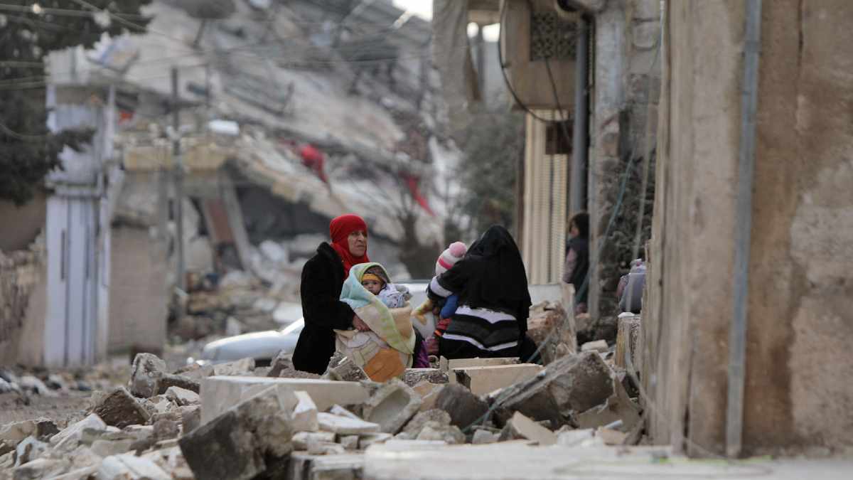 EN SISMO DE TURQUÍA, ENFERMERAS PROTEGIERON NIÑOS Y BEBÉS; VIDEOS SE VIRALIZAN