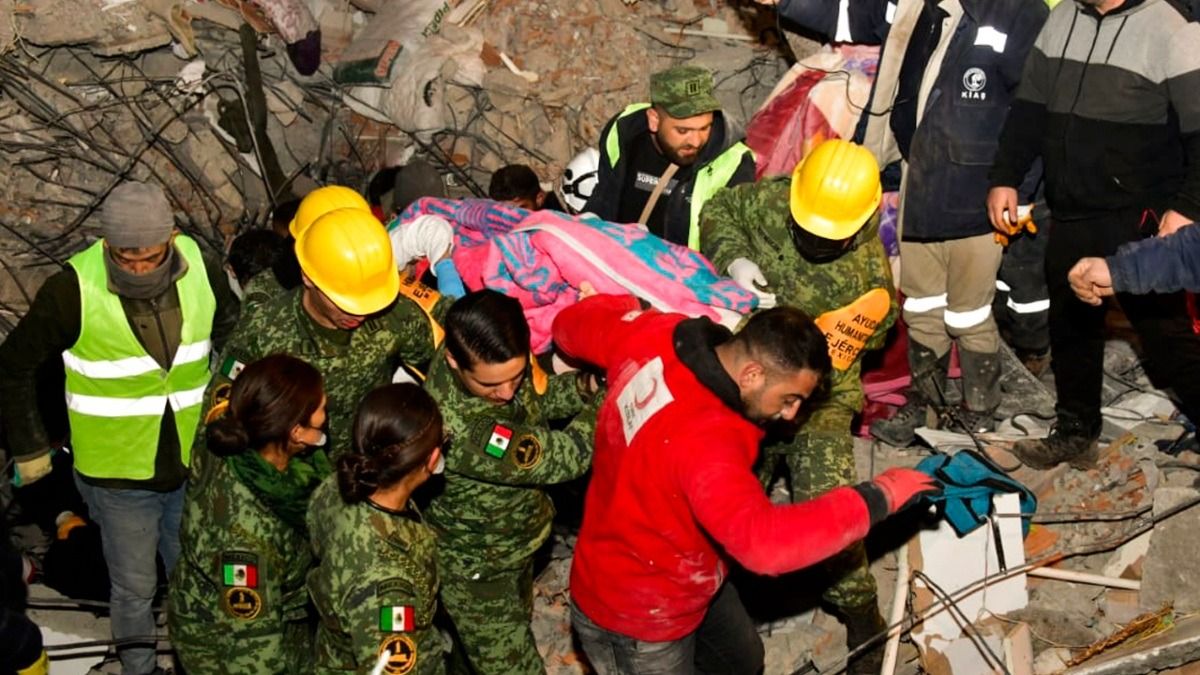 SEDENA RESCATA SU PRIMER SOBREVIVIENTE DEL TERREMOTO EN TURQUÍA