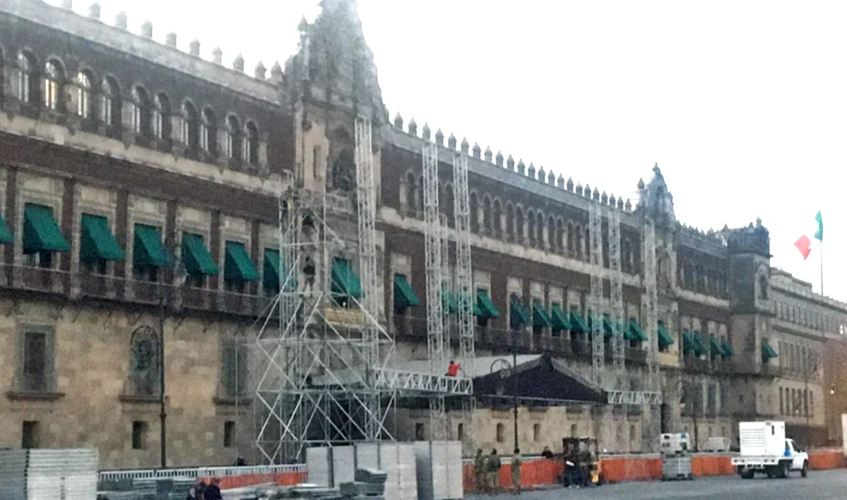 INICIAN PREPARATIVOS EN EL ZÓCALO PARA CELEBRACIÓN DE ANIVERSARIO DE EXPROPIACIÓN PETROLERA