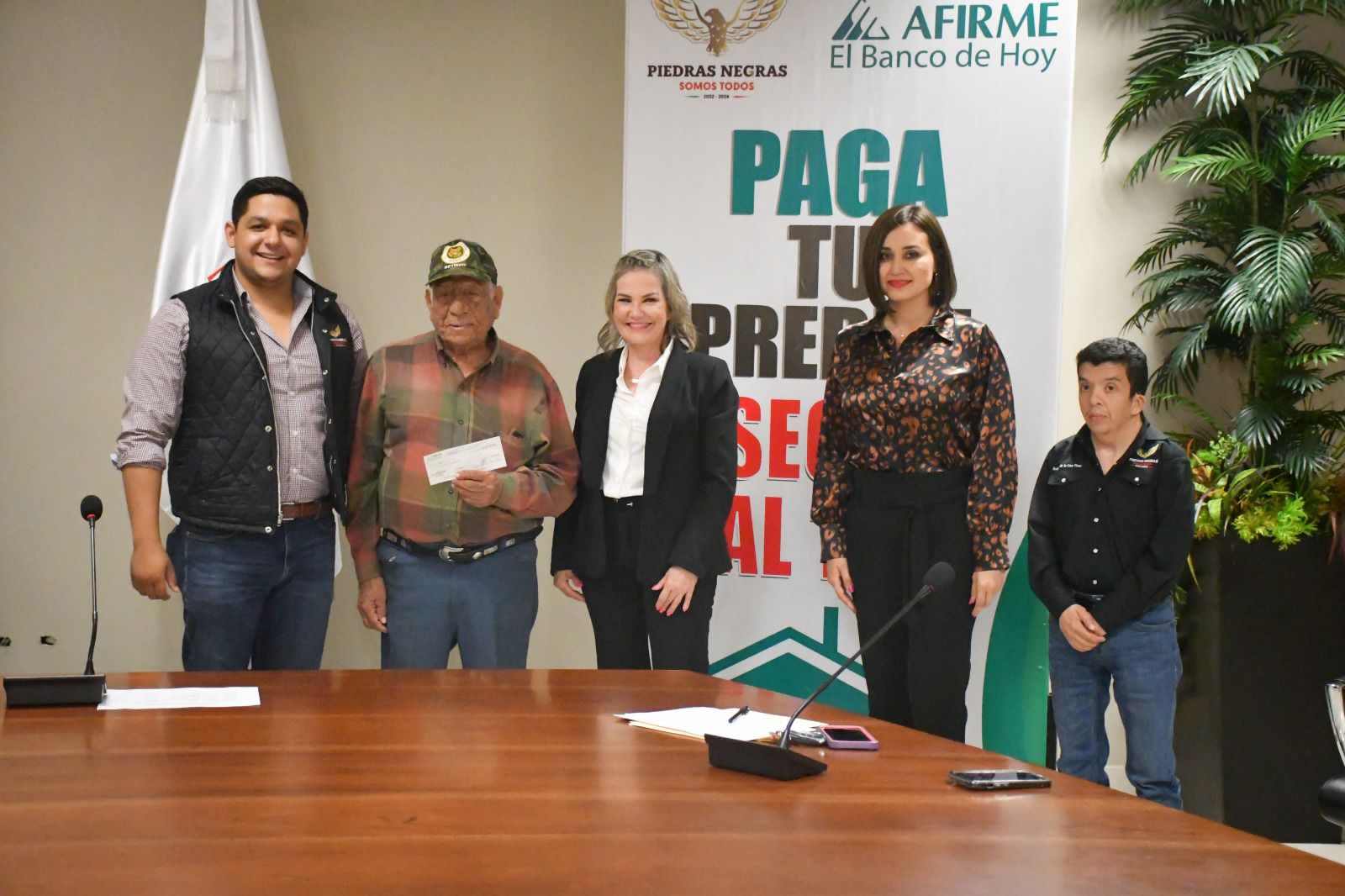 ENTREGA ALCALDESA 70 MIL PESOS EN CHEQUES CONTRA DESASTRES NATURALES