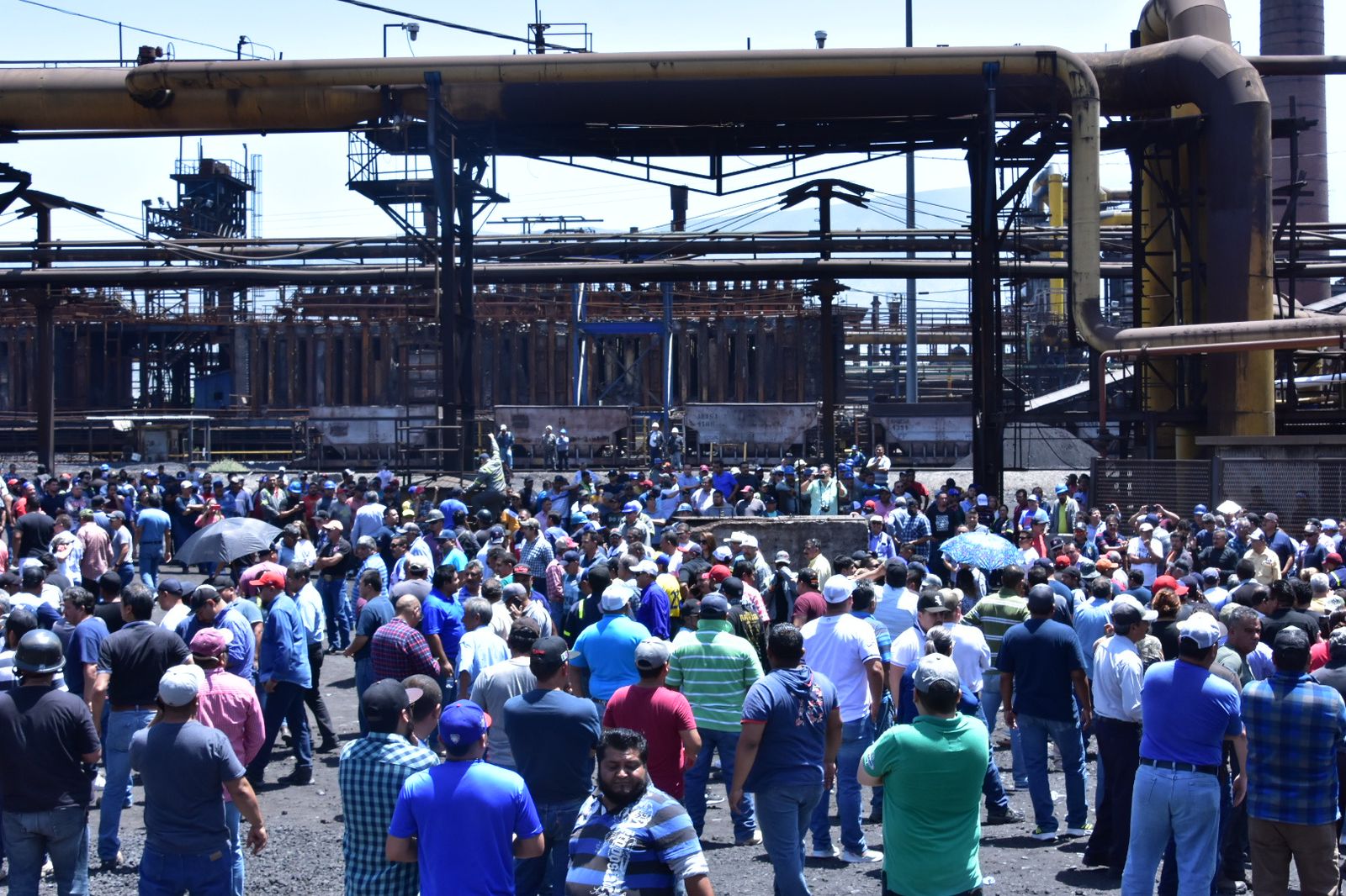 BLOQUEAN COQUIZADORAS, RECLAMAN OBREROS PAGO DE SALARIOS