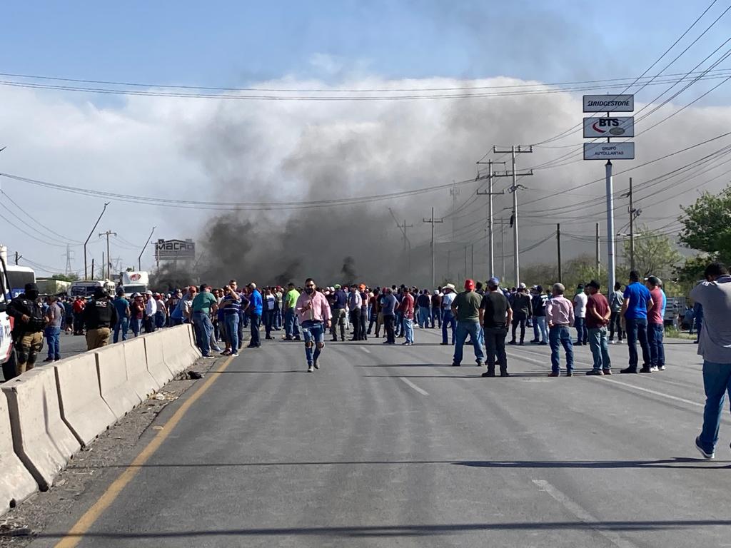 BLOQUEAN OBREROS AHMSA, RECLAMAN PAGO SALARIO, PRESENTACIONES Y DESCUENTOS SINDICALES