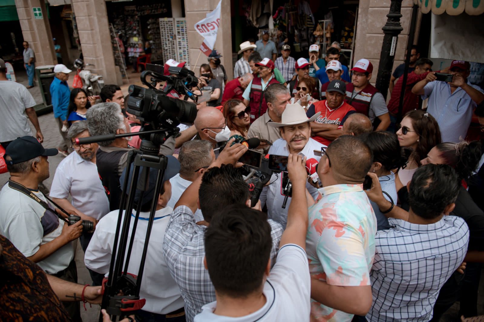 VISITA ARMANDO GUADIANA EL CENTRO HISTÓRICO DE SALTILLO; PROPONE EL CANDIDATO DE MORENA BOLSA INICIAL PARA TURISMO DE 300 MILLONES DE PESOS