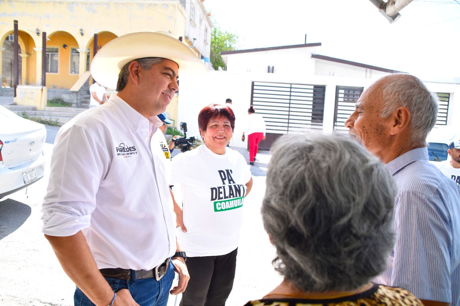 SE REÚNEN CON PAREDES CON MÁS DE 200 VECINOS