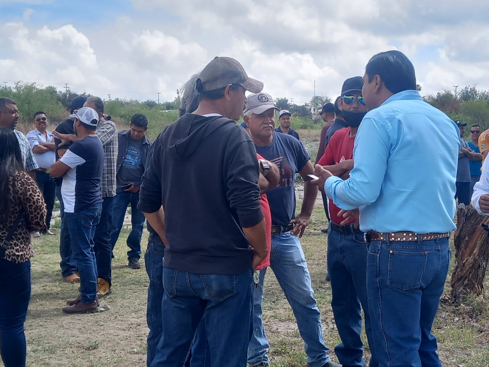 MARCHAN EMPLEADOS AHMSA, RECLAMAN PAGO DE SALARIOS