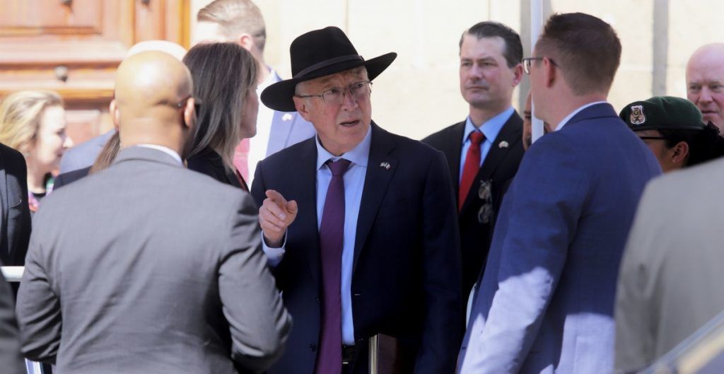 KEN SALAZAR SE REÚNE CON AMLO TRAS ACUSACIONES DE INTERVENCIONISMO POR OPERATIVO DE LA DEA CONTRA “LOS CHAPITOS”