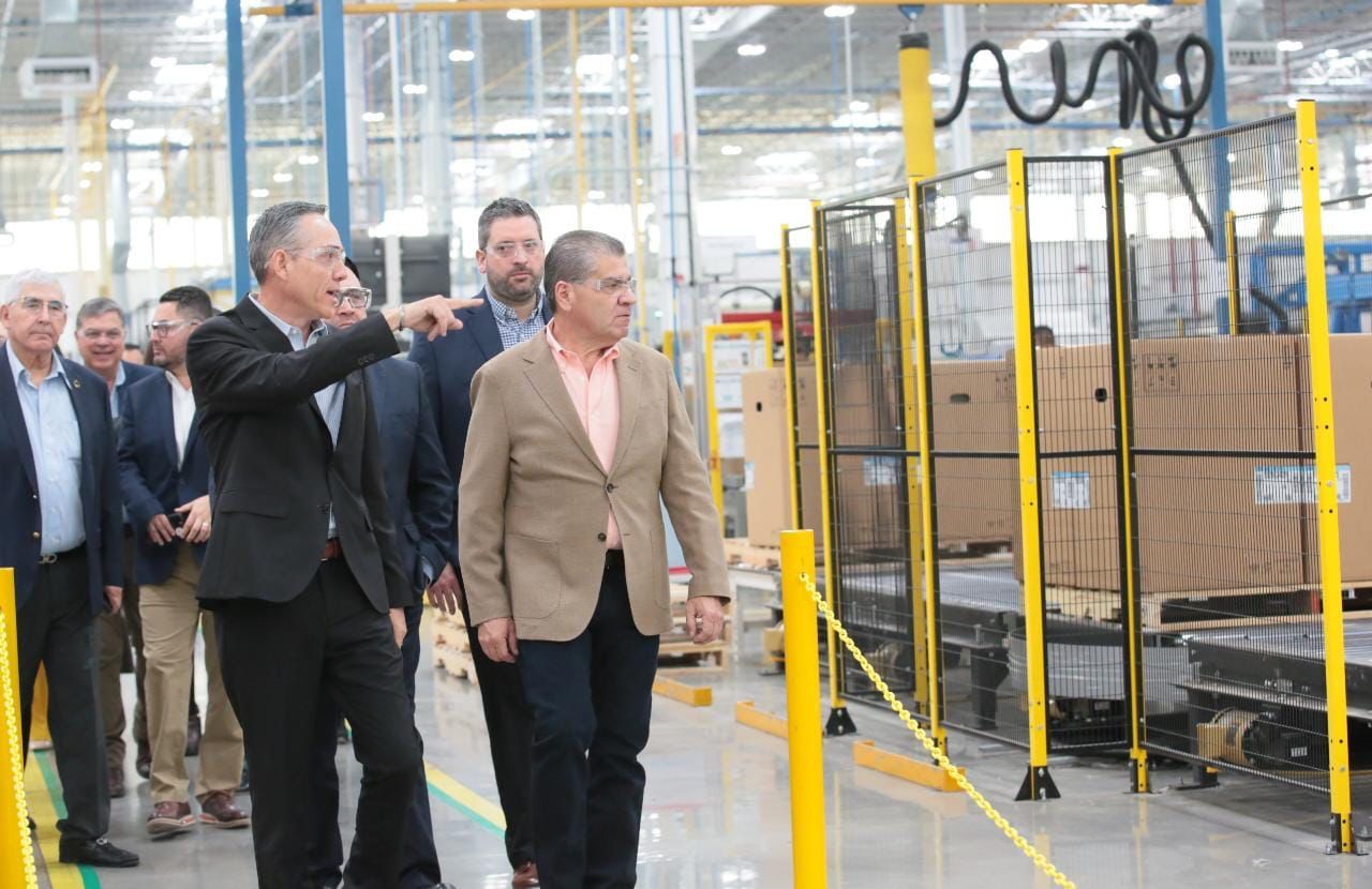ACOMPAÑAN MIGUEL RIQUELME Y JOSÉ MARÍA MORALES A DIRECTIVCOS DE LENNOX EN LA INAUGURACIÓN DE LA PLANTA 3