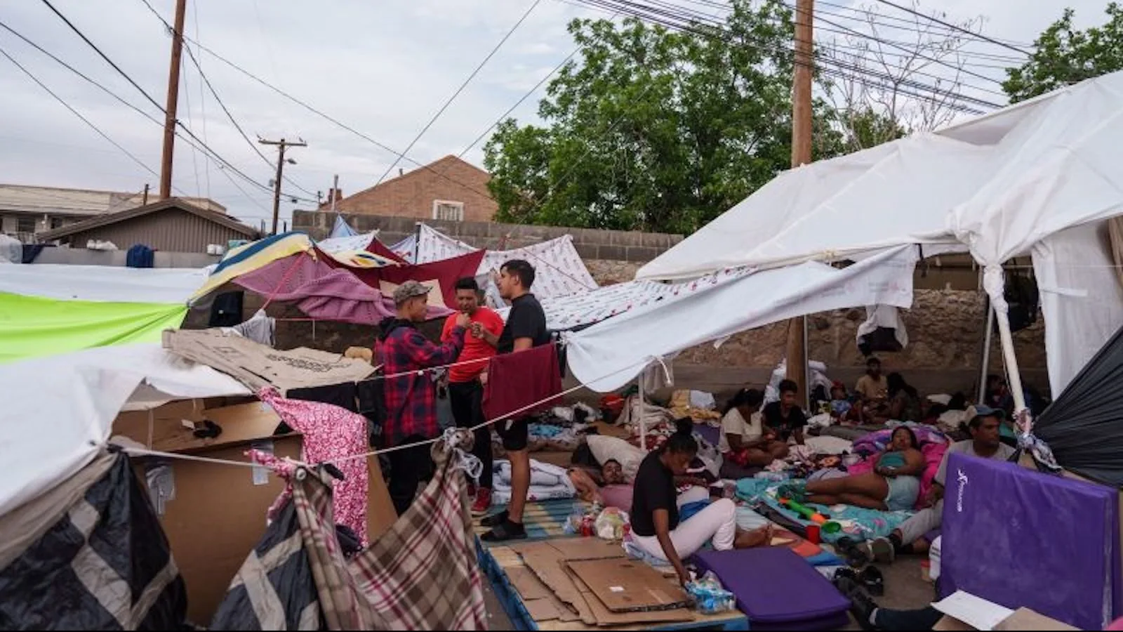 LA FRONTERA SUR DE EE.UU. SE PREPARA PARA UN AUMENTO DE INMIGRANTES ANTES DE QUE EL TÍTULO 42 EXPIRE ESTA SEMANA