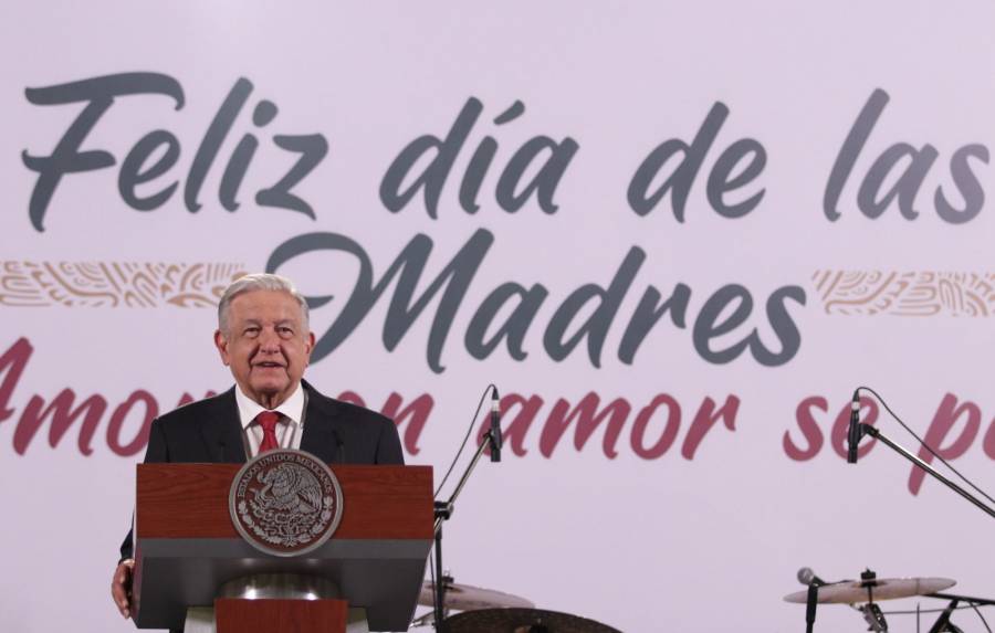 AMLO FELICITA A LAS MAMÁS DE MÉXICO POR EL 10 DE MAYO; LES REGALA CONCIERTO EN LA MAÑANERA