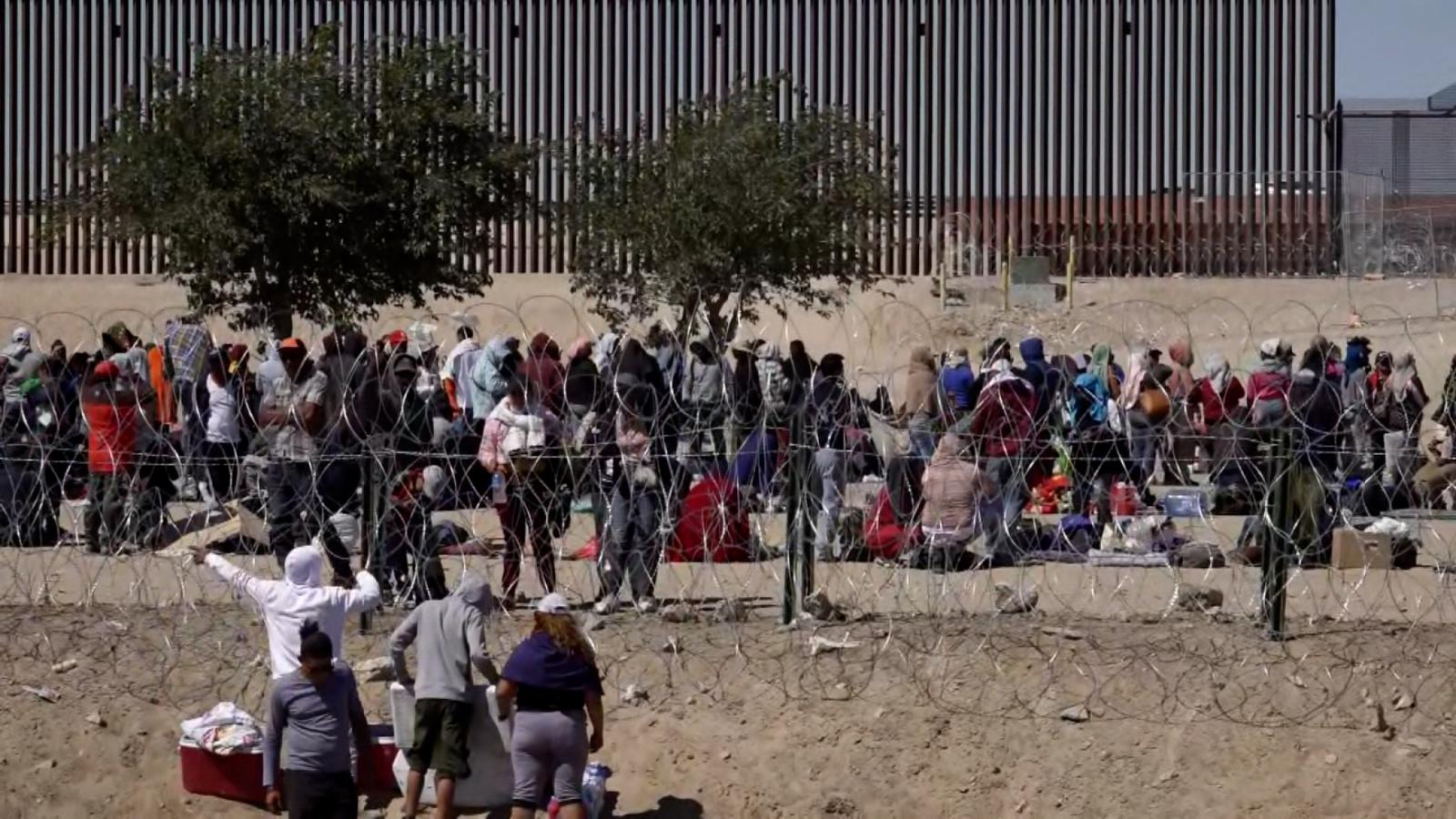 KEN SALAZAR ALERTA A MIGRANTES DE SANCIONES POR CRUCE IRREGULAR EN LA FRONTERA DE MÉXICO CON EU