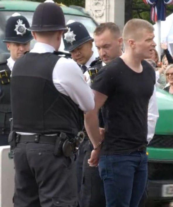TENSIÓN EN EL PALACIO DE BUCKINGHAM: ARRESTARON A UN HOMBRE Y REALIZARON UNA EXPLOSIÓN CONTROLADA