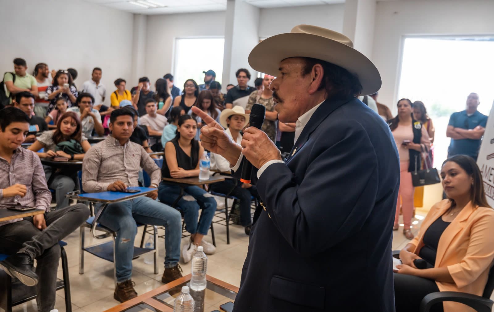 ENCABEZA ARMANDO GUADIANA DIÁLOGO CON ESTUDIANTES LAGUNEROS DE LA UNIVERSIDAD AUTÓNOMA DE COAHUILA