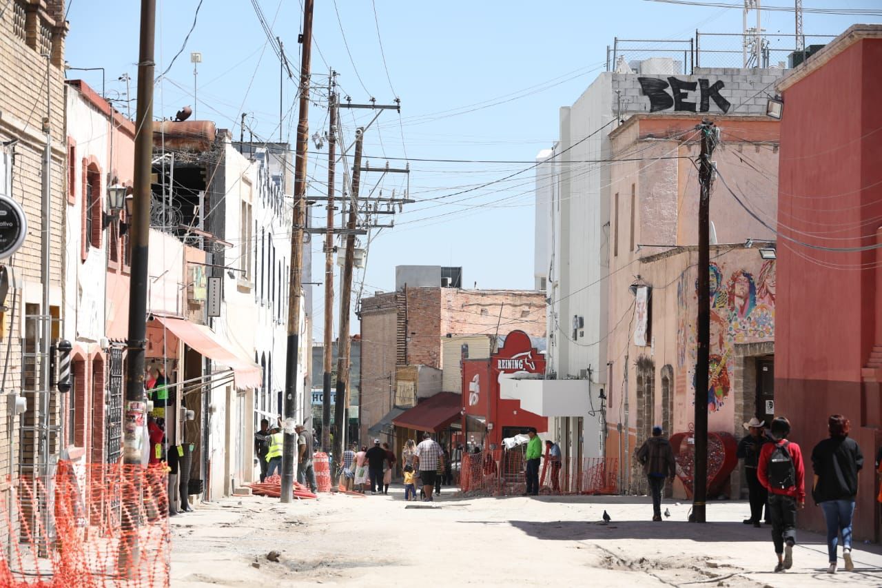 RECUERDE, ESTE MARTES RETIRAN POSTES Y CABLES EN DOS TRAMOS PEATONALES