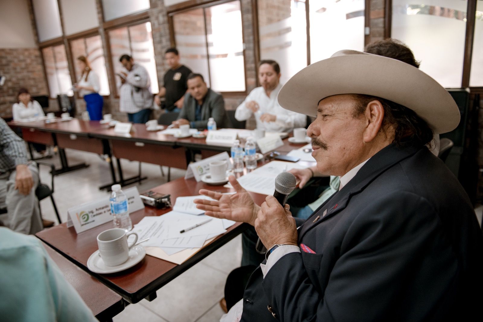 SE REÚNE ARMANDO GUADIANA CON EMPRESARIOS Y ESTUDIANTES DE LA LAGUNA