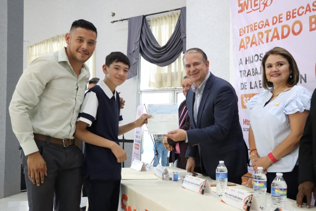 ENTREGAN EN COAHUILA BECAS PARA HIJOS DE TRABAJADORES DE LA SECCIÓN 38 DEL SNTE