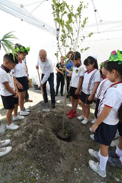 ALCALDE, ENTREGA ÁRBOLES EN EL INSTITUTO ANDRÉS OSUNA