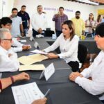 RECIBE LUPITA OYERVIDES CONSTANCIA DE MAYORÍA