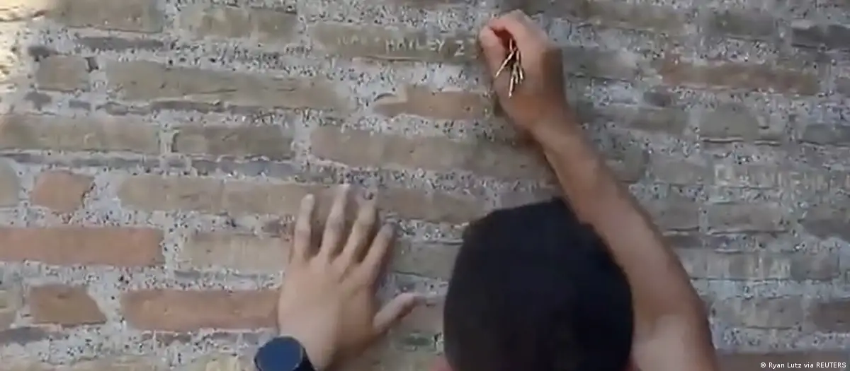 INDIGNACIÓN POR TURISTA QUE DAÑÓ EL MURO DEL COLISEO DE ROMA