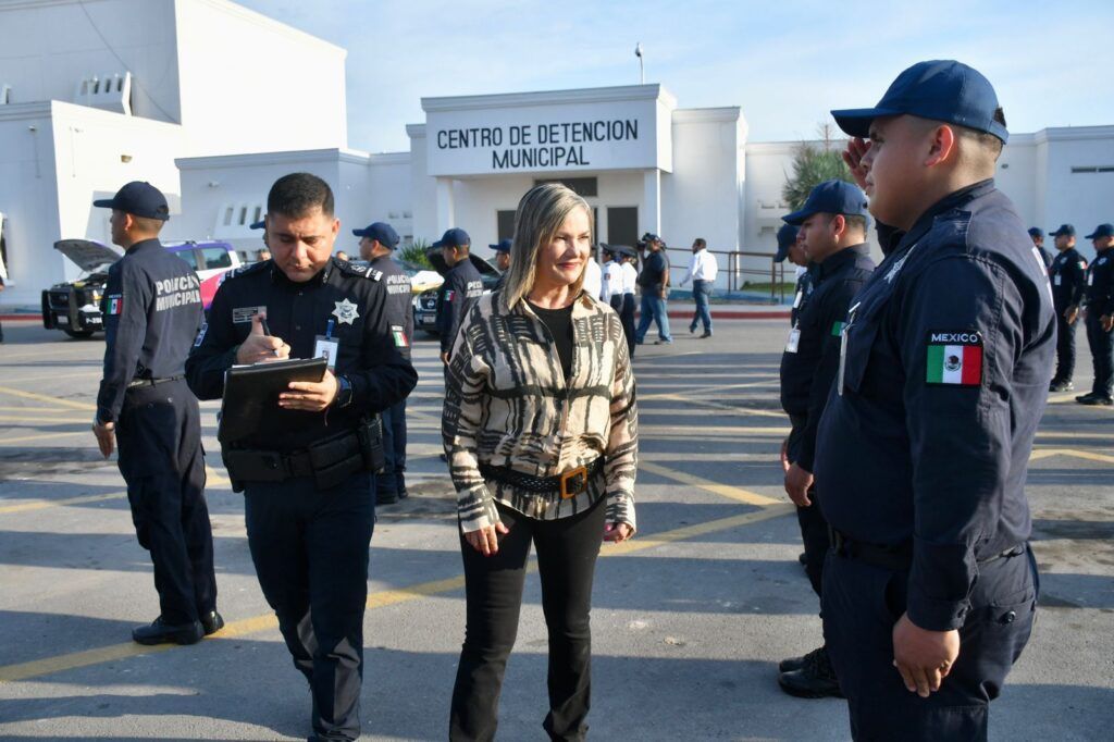 RECONOCEN A POLICÍAS Y BOMBEROS