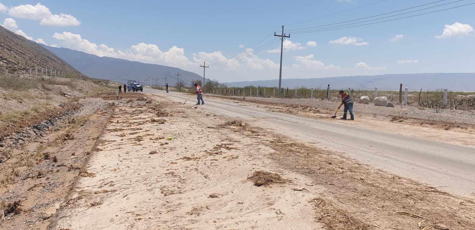 LIBERAN CARRETERA 30 DE MATERIAL DE DESLAVE DE CERRO