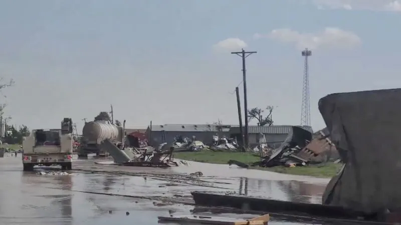 50 MILLONES BAJO AMENAZA DE TORMENTA SEVERA EN EE.UU. UNA CIUDAD DE TEXAS DESAPARECE TRAS UN TORNADO MORTAL