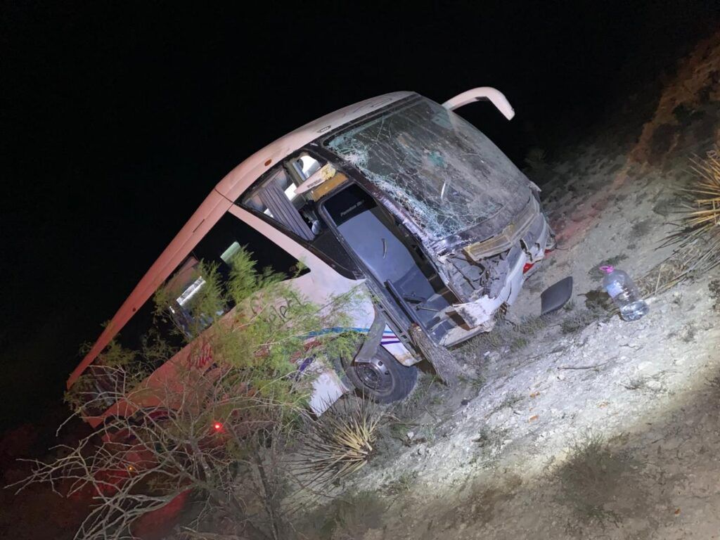 CHOQUE ENTRE AUTOBÚS Y TRAILER EN CARRETERA MONTERREY-MONCLOVA DEJA 33 HERIDOS