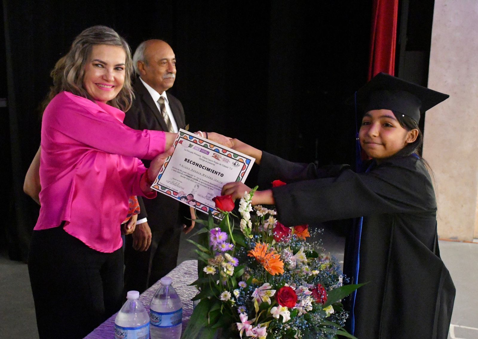 AMADRINA LA ALCALDESA A ALUMNOS DE LA DIANA LAURA RIOJAS DE COLOSIO