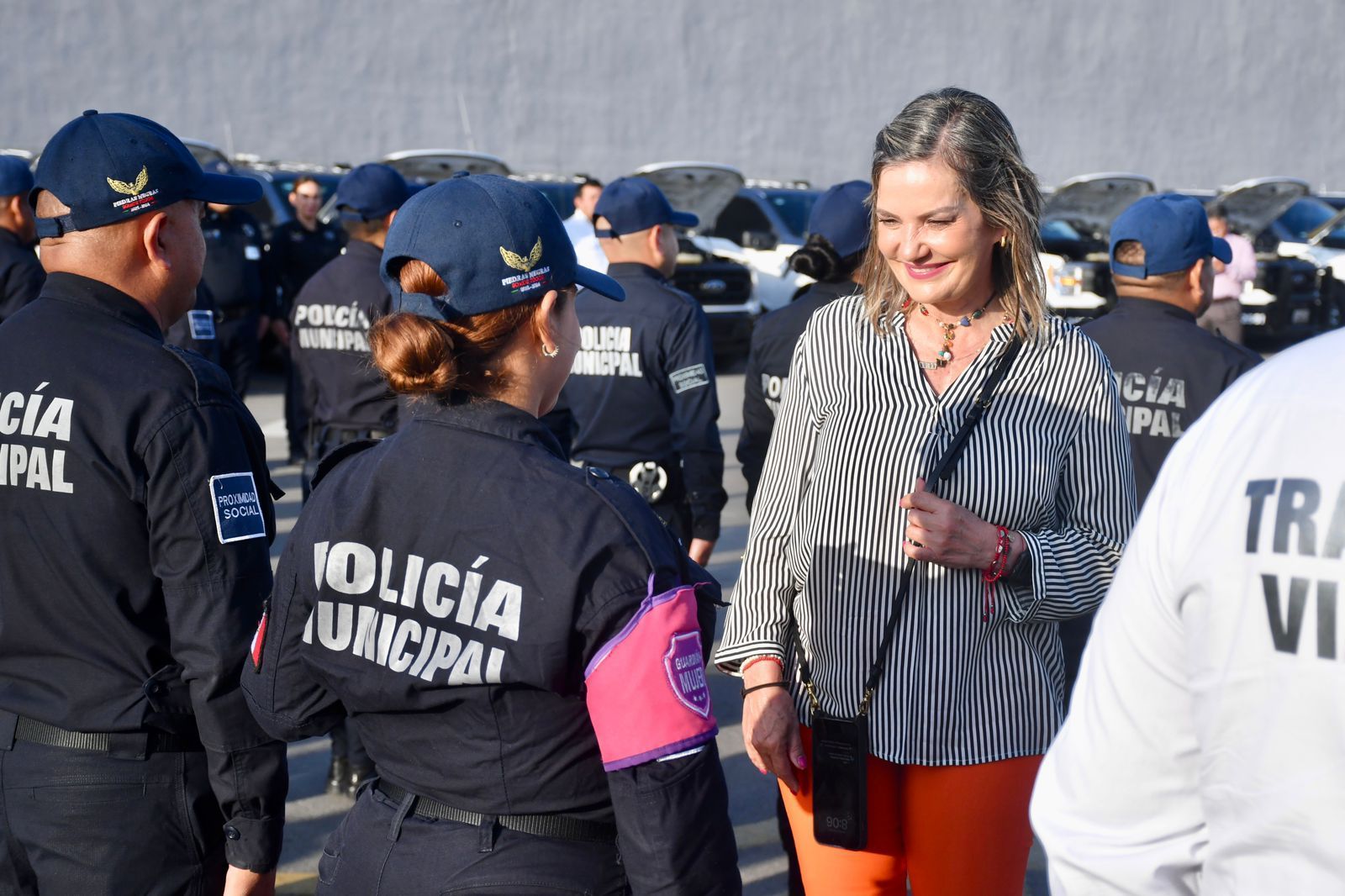 CONTINÚA ALCALDESA INCENTIVANDO A POLICIAS Y BOMBEROS