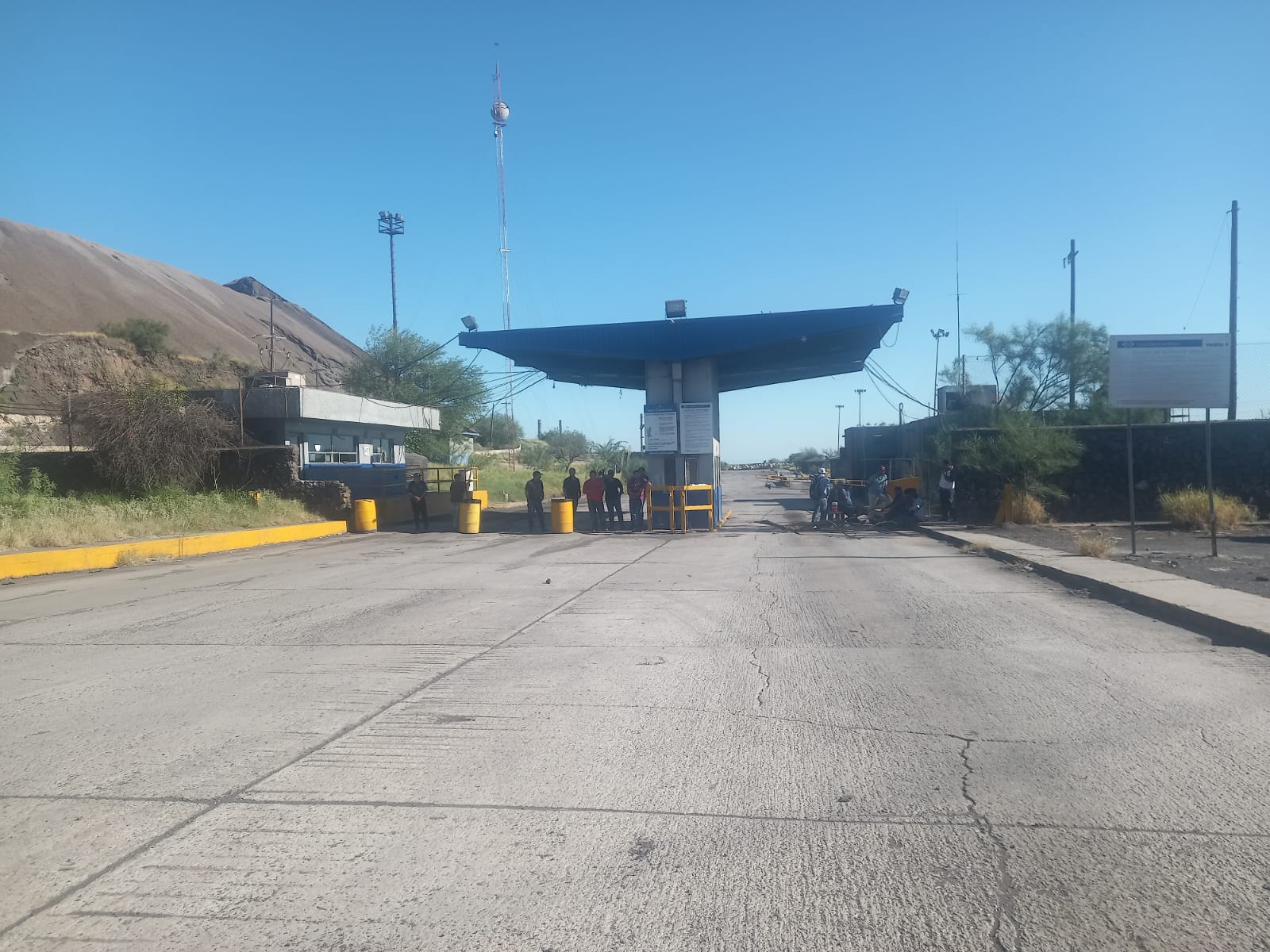 TRABAJADORES BLOQUEAN ACCESOS AHMSA