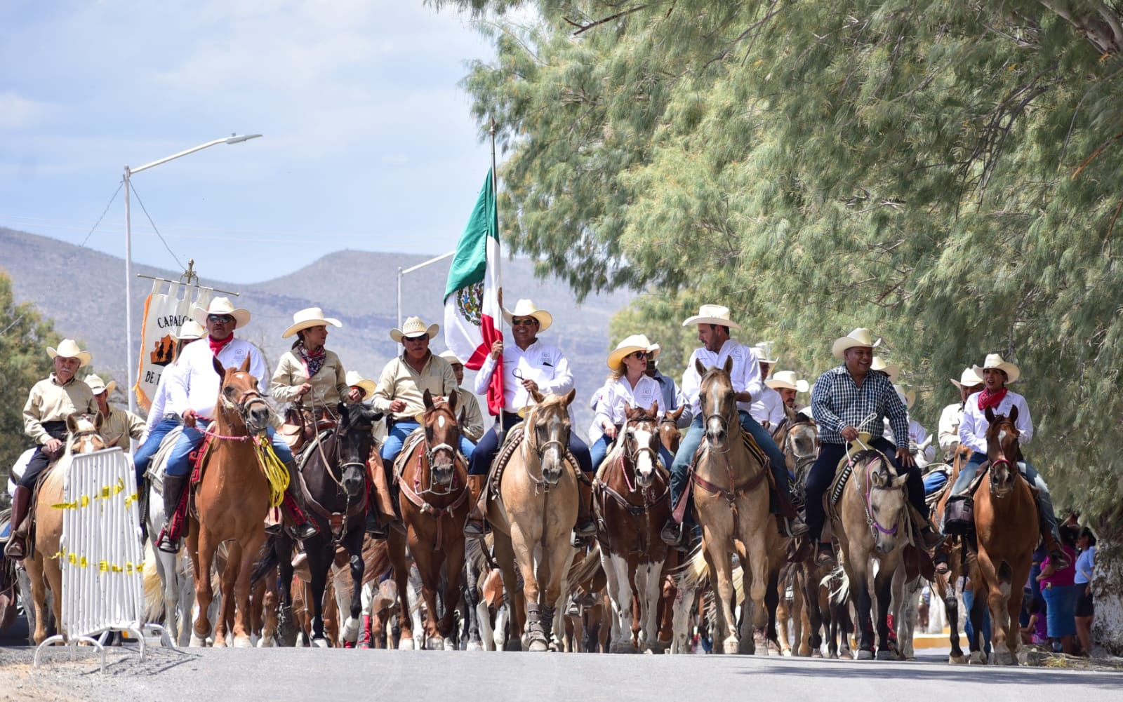 UN ÉXITO, LA CABALGATA DE CUATRO CIÉNEGAS