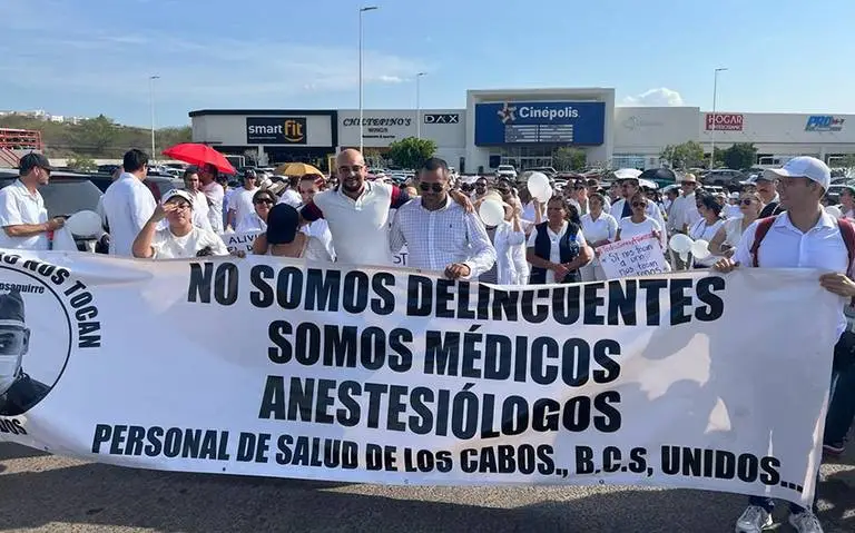 MÉDICOS SE MANIFIESTAN EN APOYO A ANESTESIÓLOGO ACUSADO DE COMPRAR FENTANILO