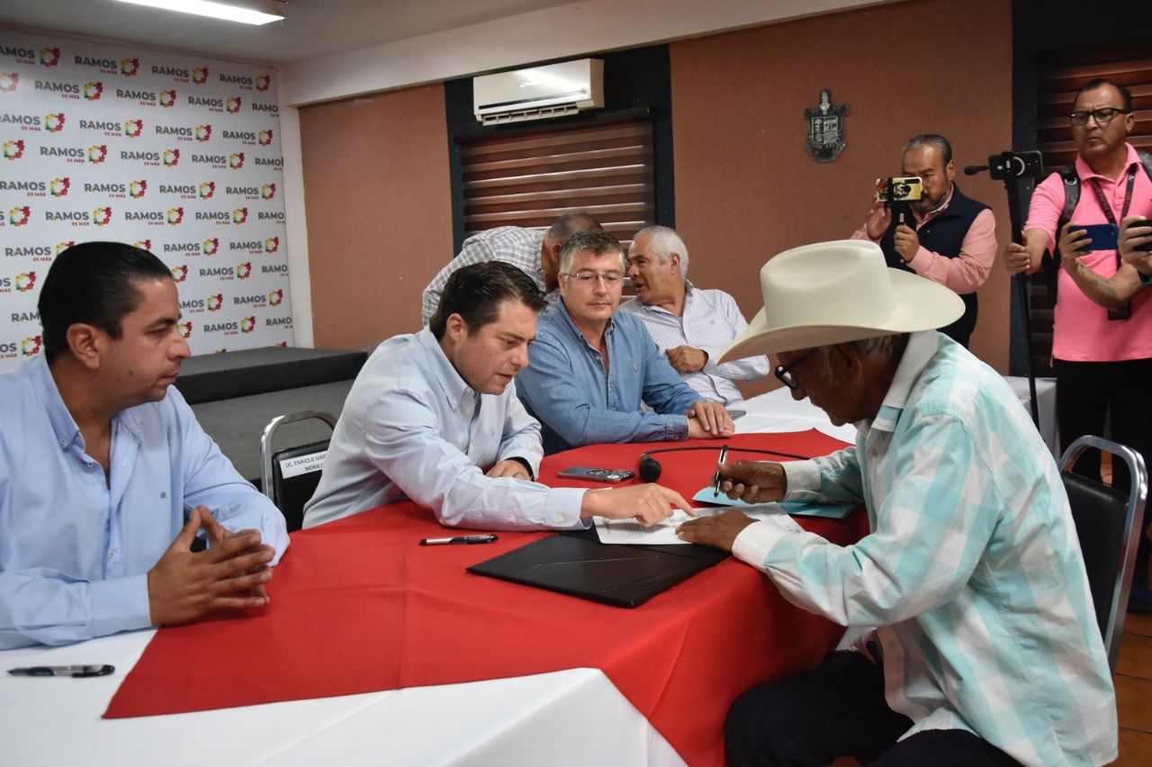 FIRMAN ESCRITURAS 15 FAMILIAS DEL EJIDO SAN MIGUEL, EN RAMOS ARIZPE