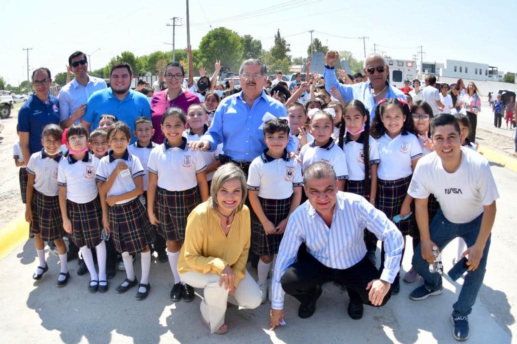 GOBERNADOR Y ALCALDESA ENTREGAN ÚTILES ESCOLARES EN ZONA RURAL