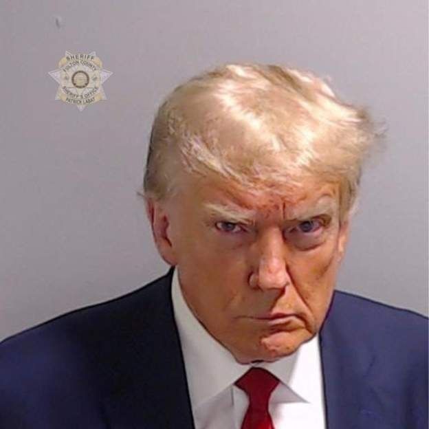 LA INSÓLITA FOTO POLICIAL DEL EXPRESIDENTE TRUMP TRAS ENTREGARSE A LA JUSTICIA EN UNA PRISIÓN EN GEORGIA