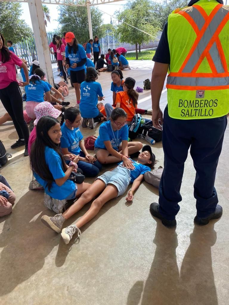 APRENDEN NIÑOS PRIMEROS AUXILIOS CON BOMBEROS DE SALTILLO