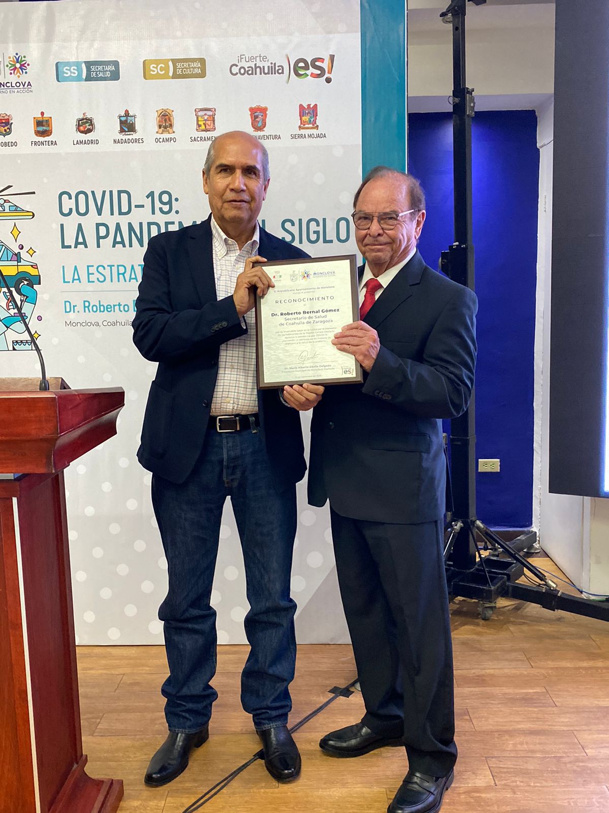RECIBE SECRETARIO DE SALUD RECONOCIMIENTO DEL AYUNTAMIENTO DE MONCLOVA 