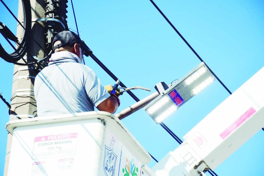 AVANZA LA REHABILITACIÓN DEL ALUMBRADO EN AVENIDA PUERTA